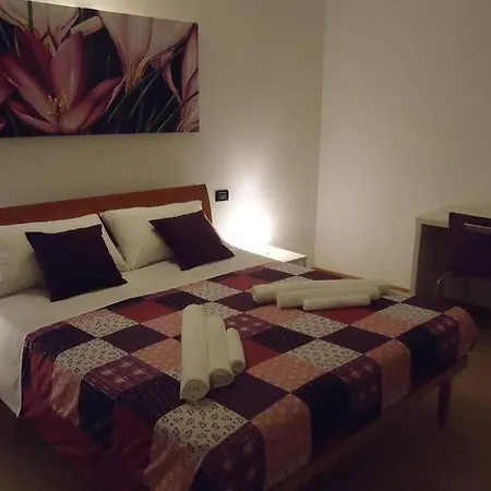 Piscina E Vistalago Crocemenaggio Cir 013145-00318 ميناجيو