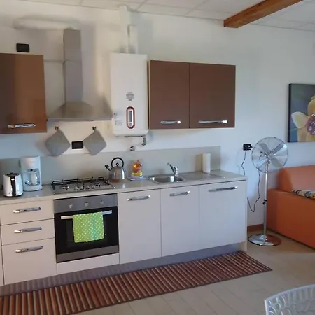 Piscina E Vistalago Crocemenaggio Cir 013145-00318 * מנאג'יו