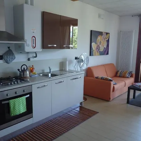 Piscina E Vistalago Crocemenaggio Cir 013145-00318 * מנאג'יו