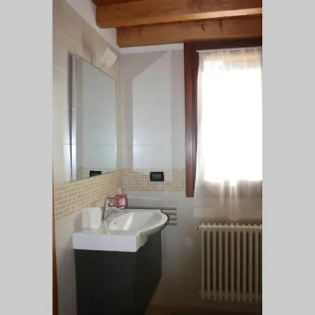 Piscina E Vistalago Crocemenaggio Cir 013145-00318 מנאג'יו