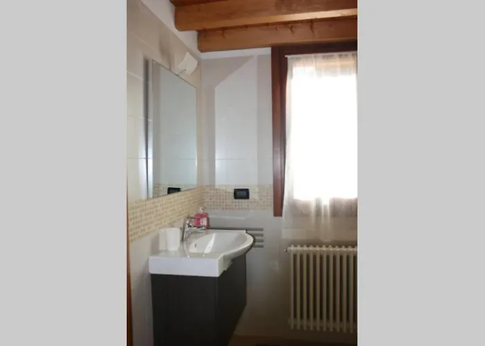 Piscina E Vistalago Crocemenaggio Cir 013145-00318 ميناجيو